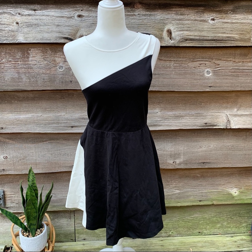 3 for $20 💕 Necessary Objects White + Black Colorblock Dress